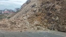 Batman'da heyelan: &Uuml;niversitenin yolu ulaşıma kapandı