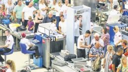 Bayramda 323 bin yolcu g&uuml;mr&uuml;kten ge&ccedil;ti