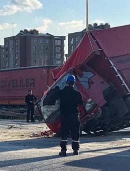 Bayrampaşa'da Kamyonet ile Otomobil &Ccedil;arpıştı: 7 Kişi Yaralandı