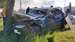Bayrampaşa'da otomobilin &ccedil;arptığı kamyon devrildi; 1'i &ccedil;ocuk 7 yaralı