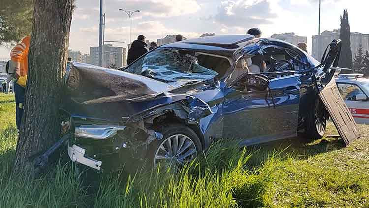 Bayrampaşa'da otomobilin &ccedil;arptığı kamyon devrildi; 1'i &ccedil;ocuk 7 yaralı