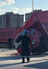 Bayrampaşa'da Kamyonet ile Otomobili &Ccedil;arpıştı: 7 Kişi Yaralandı