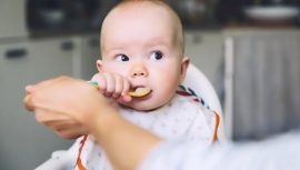 Bebeğiniz sofranıza bakıyorsa sebebi a&ccedil;lık değil!