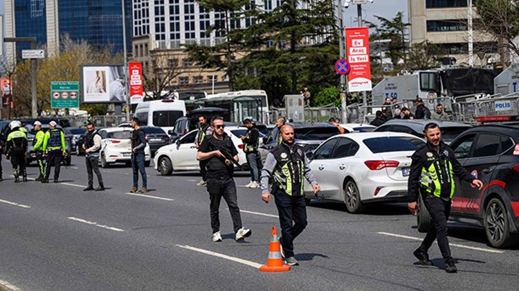 Beşiktaş'taki ter&ouml;r saldırısında polisle dalga ge&ccedil;enler adliyeye sevk edildi