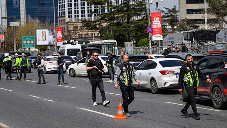 Beşiktaş'taki ter&ouml;r saldırısında polisle dalga ge&ccedil;enler adliyeye sevk edildi