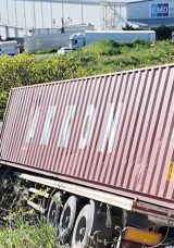 Beylikd&uuml;z&uuml;'nde Tır Kazasında Facidan D&ouml;n&uuml;ld&uuml;