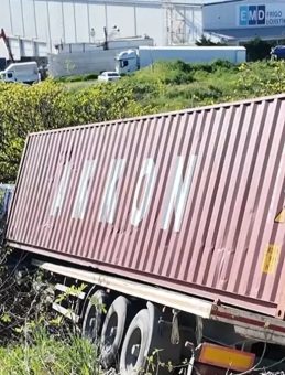 Beylikd&uuml;z&uuml;'nde Tır Kazasında Facidan D&ouml;n&uuml;ld&uuml;