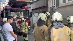 Beyoğlu'nda 5 Katlı Binada Yangın: 2 Kişi Dumandan Etkilendi