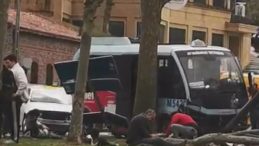 Beyoğlu'nda Dolmuş Bariyerlere &Ccedil;arptı! Yaralılar Var