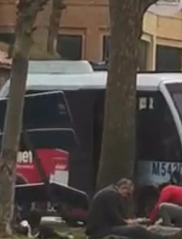 Beyoğlu'nda Dolmuş Bariyerlere &Ccedil;arptı! Yaralılar Var