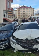 Bing&ouml;l&rsquo;de Feci Kaza: İki Otomobil Kafa Kafaya &Ccedil;arpıştı, Yaralılar Var!