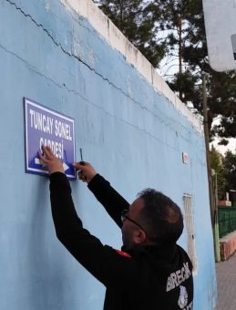 Birecik'te Tuncay Sonel'in adının verildiği cadde tabelası s&ouml;k&uuml;ld&uuml;