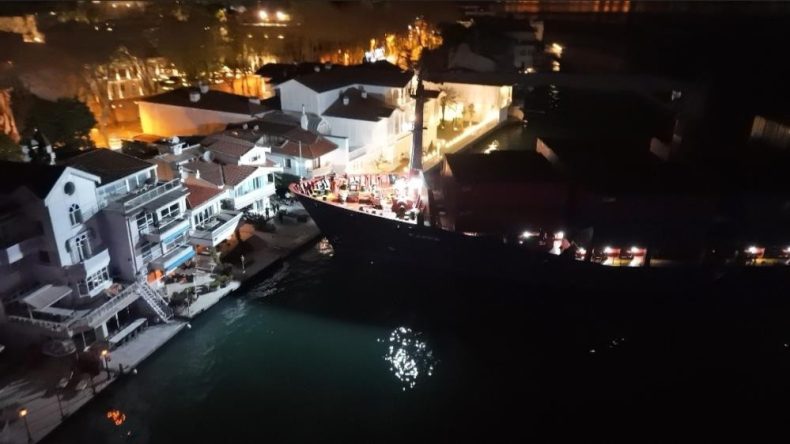 Boğaz'da Facia Kıl Payı! Gemi, Yalıya Metreler Kala Karaya Oturdu