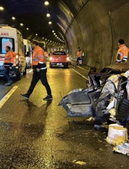 Bolu Tünelinde Dehşet Anları! TIR'ın Çarptığı Otomobil Hurdaya Döndü: 5 Yaralı