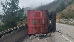 Bolu'da Korkutan Kaza: TIR B&ouml;yle Devrildi!