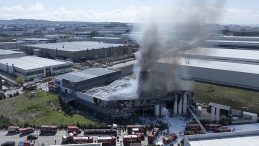 Boya fabrikası alevlere teslim oldu: 1 iş&ccedil;i &ouml;ld&uuml;