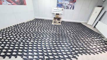 Bu silahlar kime gidiyordu… Kamyonette 1021 tabanca ele ge&ccedil;irildi