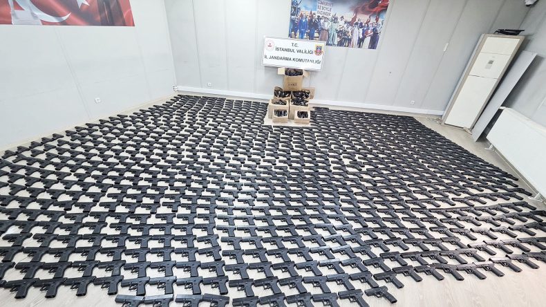 Bu silahlar kime gidiyordu… Kamyonette 1021 tabanca ele ge&ccedil;irildi