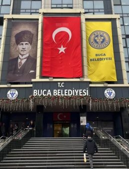 Buca Belediye Binası &Ouml;n&uuml;nde Eylem! 'Haklarımız Teslim Edilene Kadar Geri Adım Atmayacağız'
