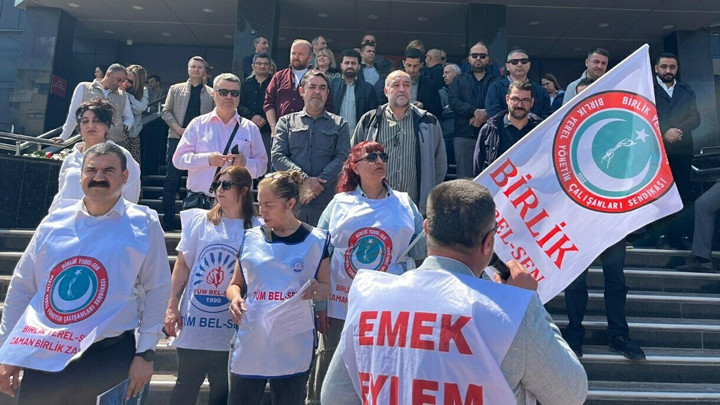 Buca Belediyesi'ndeki memurların iş bırakma eylemi 6'ncı g&uuml;n&uuml;nde… 'En b&uuml;y&uuml;k reklam, hakkı zamanda &ouml;denen mutlu emek&ccedil;ilerdir'