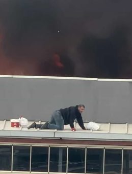 Bursa'da 8 Katlı Sitenin &Ccedil;atı Katında Yangın!