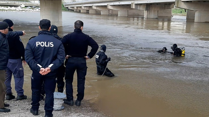 Bursa'da feci olay! Dereden ge&ccedil;erken aracı suya g&ouml;m&uuml;len s&uuml;r&uuml;c&uuml; hayatını kaybetti
