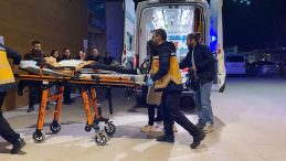 Bursa'da gen&ccedil; kızların tartışması bı&ccedil;aklı kavgaya d&ouml;nd&uuml;: 2 yaralı