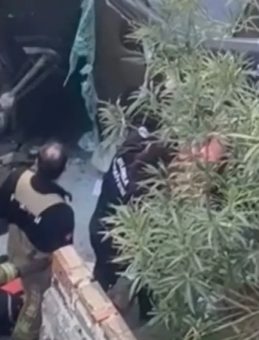 Bursa'da kaza yapan ara&ccedil; merdivenlerden yuvarlandı