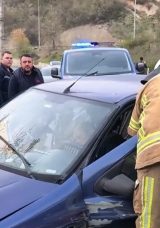 Bursa'da otomobil bariyerlere &ccedil;arptı: 2 yaralı