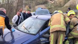 Bursa'da otomobil bariyerlere &ccedil;arptı: 2 yaralı