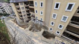 Bursa'da panik anları… İstinat duvarı &ccedil;&ouml;kt&uuml;! 7 katlı binanın 2 katı tahliye edildi