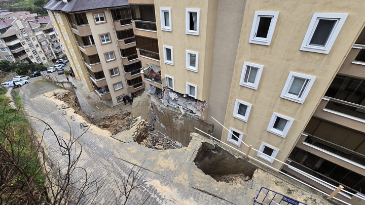 Bursa'da panik anları… İstinat duvarı &ccedil;&ouml;kt&uuml;! 7 katlı binanın 2 katı tahliye edildi