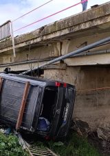 Bursa'da zincirleme kaza: Ara&ccedil; dere yatağına u&ccedil;tu! 4 yaralı