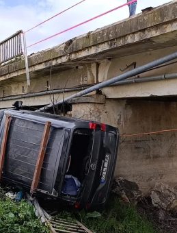Bursa'da zincirleme kaza: Araç dere yatağına uçtu! 4 yaralı