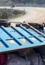 Bursa&rsquo;da Feci Kaza: Metrelerce Savrulan Ara&ccedil; Bariyerlere Saplandı, Yaralılar Var