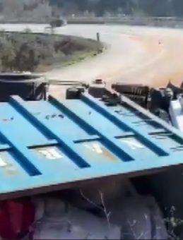 Bursa&rsquo;da Feci Kaza: Metrelerce Savrulan Ara&ccedil; Bariyerlere Saplandı, Yaralılar Var