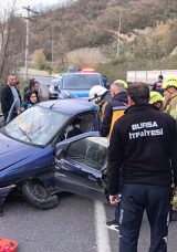 Bursa&rsquo;da S&uuml;r&uuml;c&uuml;s&uuml;n&uuml;n Epilepsi N&ouml;beti Ge&ccedil;irdiği Otomobil Bariyerlere &Ccedil;arptı