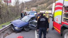 Bursa&rsquo;da S&uuml;r&uuml;c&uuml;s&uuml;n&uuml;n Epilepsi N&ouml;beti Ge&ccedil;irdiği Otomobil Bariyerlere &Ccedil;arptı