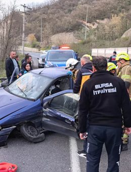 Bursa’da Sürücüsünün Epilepsi Nöbeti Geçirdiği Otomobil Bariyerlere Çarptı