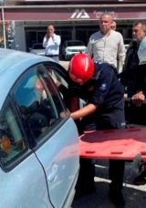 B&uuml;feden &ccedil;aldığı d&ouml;ner bı&ccedil;ağıyla boğazını kesip kendisini yaraladı