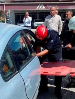 B&uuml;feden &ccedil;aldığı d&ouml;ner bı&ccedil;ağıyla boğazını kesip kendisini yaraladı