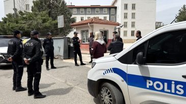 &Ccedil;anakkale'de silahlı 'tehdit' paylaşımı yapan lise &ouml;ğrencisi g&ouml;zaltına alındı