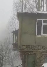 &Ccedil;atak'ta toprak kayması: 2 katlı ev hasar g&ouml;rd&uuml;