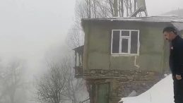 &Ccedil;atak'ta toprak kayması: 2 katlı ev hasar g&ouml;rd&uuml;
