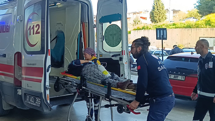 İş&ccedil;ileri taşıyan ara&ccedil; devrildi: 17 yaralı