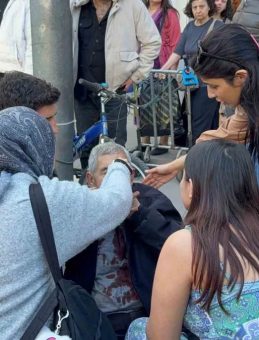 &Ccedil;ocuğun Attığı Yumrukla Yaşlı Adam Kanlar İ&ccedil;inde Kaldı!