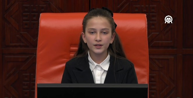 &Ccedil;ocuklar Meclis K&uuml;rs&uuml;s&uuml;nde Kahramanmaraş'taki Arkadaşlarını Unutmadı