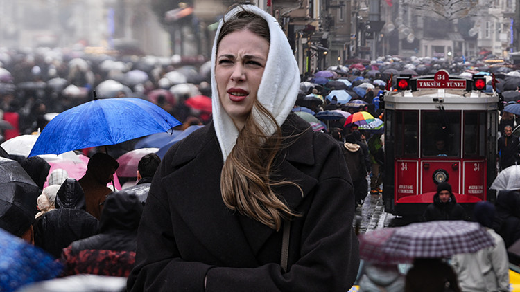 &Ccedil;ok kuvvetli sağanak ve fırtına geliyor… Meteoroloji saat verdi: Hava bir anda değişecek