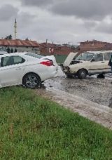 &Ccedil;orum'da Feci Kaza: İki Otomobil Kafa Kafaya &Ccedil;arpıştı, 3 Yaralı