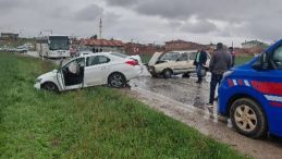 &Ccedil;orum'da Feci Kaza: İki Otomobil Kafa Kafaya &Ccedil;arpıştı, 3 Yaralı